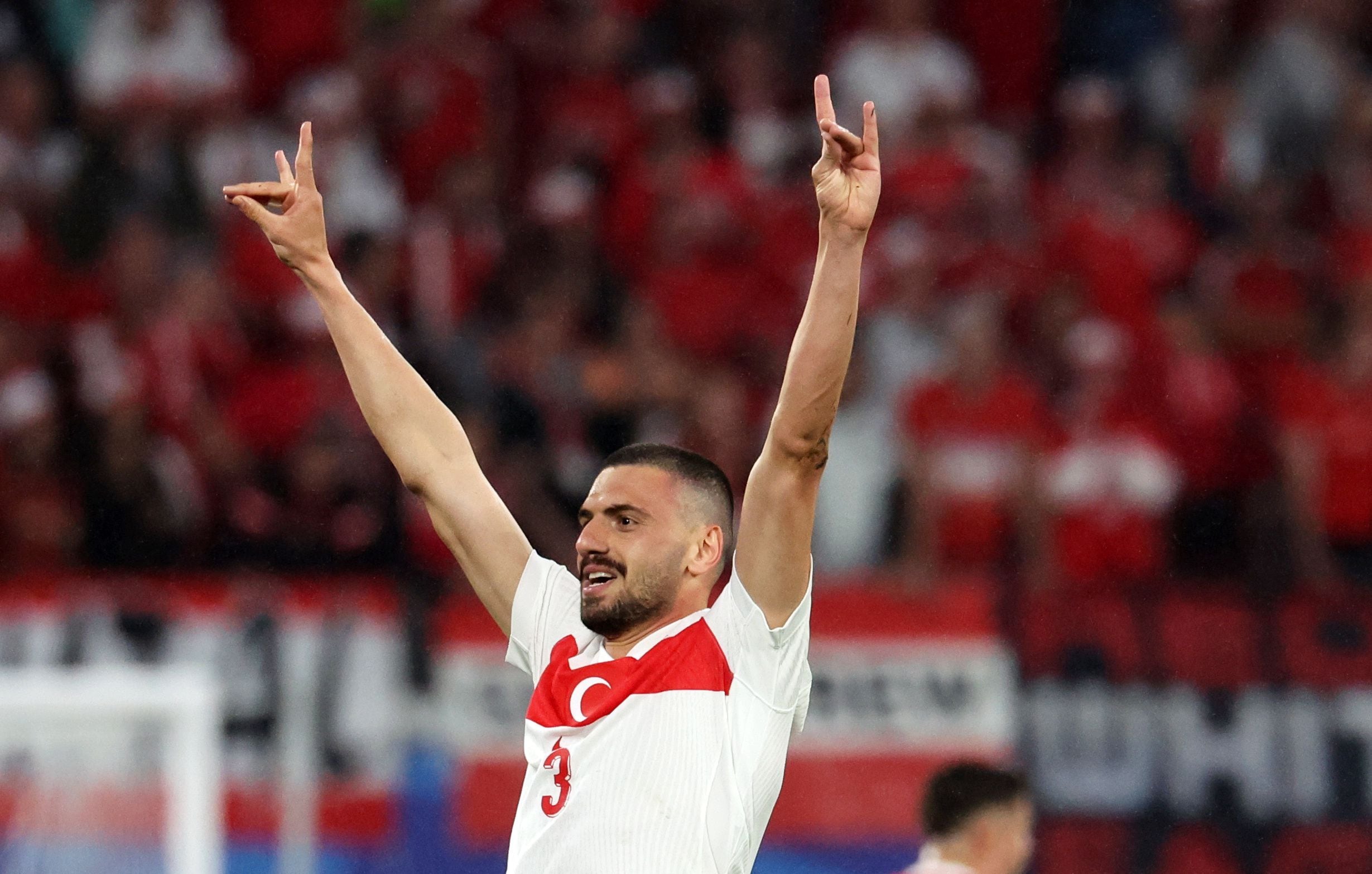 El jugador turco Merih Demiral celebra tras marcar su segundo gol durante el partido de la Eurocopa 2024 entre Austria y Turquía.