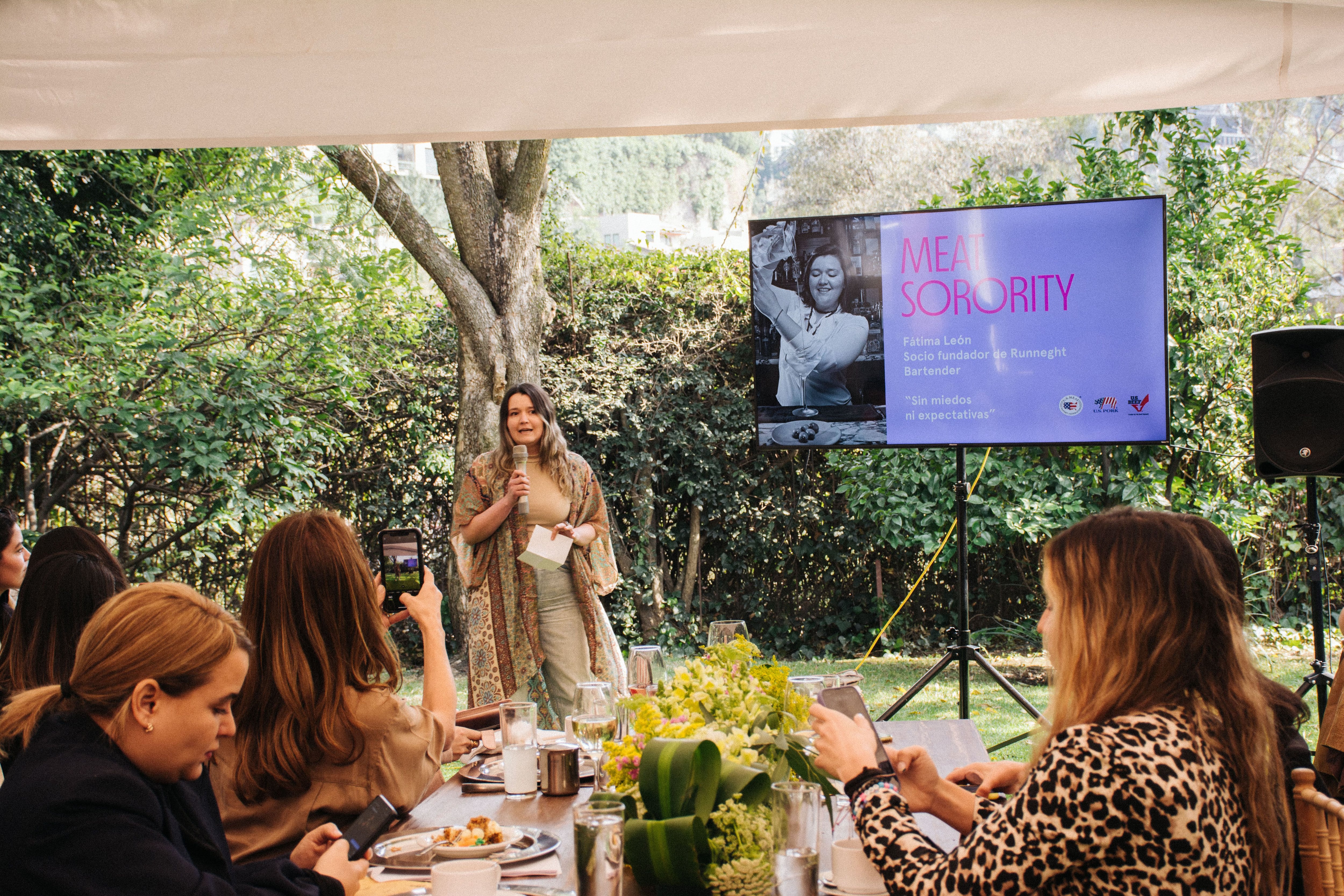 Fatima León, bartender y socia fundadora de Runneght, durante su charla en la primera edición de Meat Sorority.