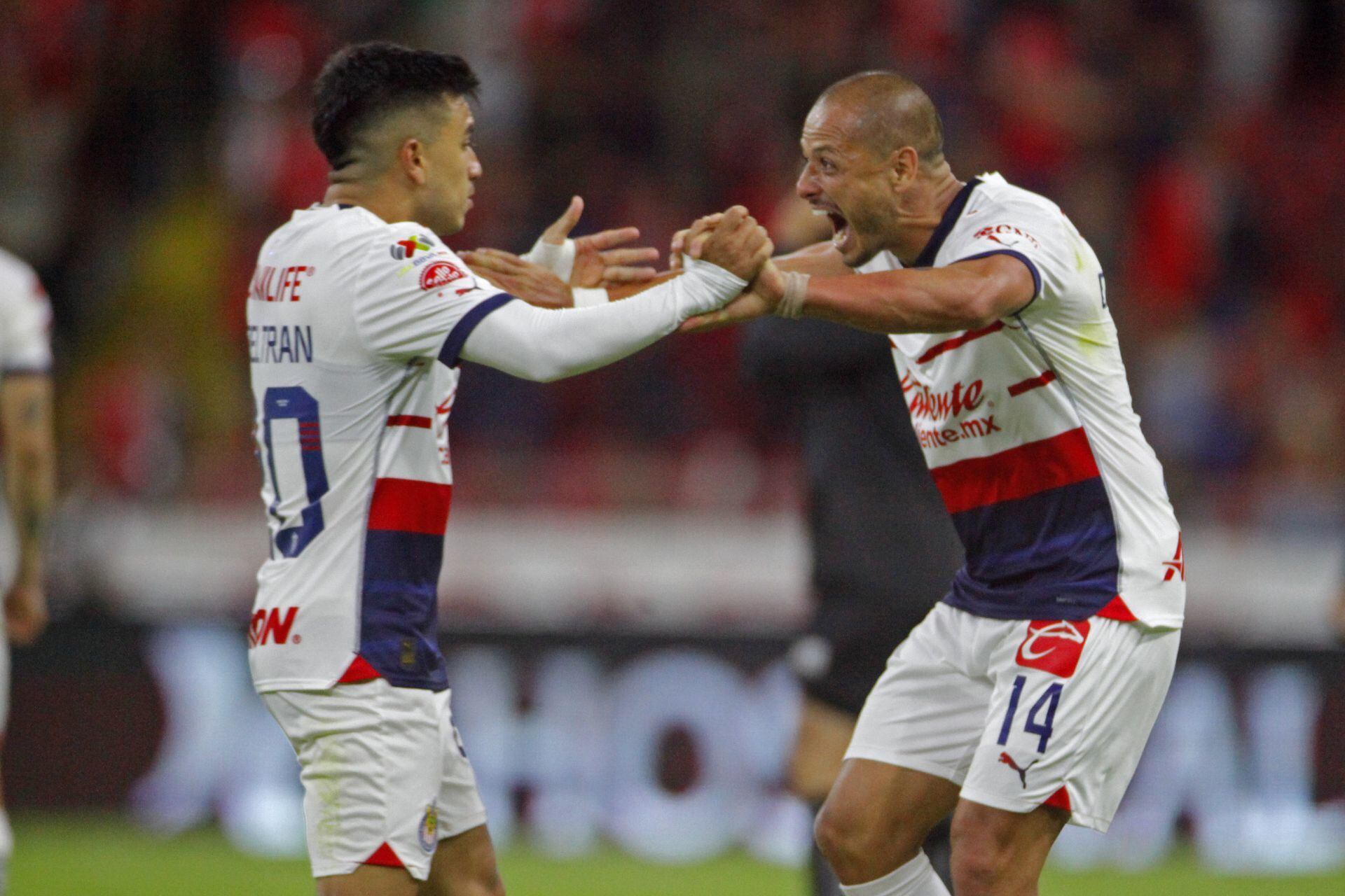 Jugadores de Chivas celebra la victoria en el partido correspondiente a la jornada 17 del Torneo Clausura 2024 de la Liga MX, en donde se enfrentan los equipos de Atlas vs Chivas. 