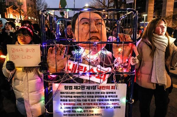 Las manifestaciones para destituir al presidente Yoon Suk-Yeol tomaron fuerza tras la declaratoria de la ley marcial. [Fotografía. EFE]