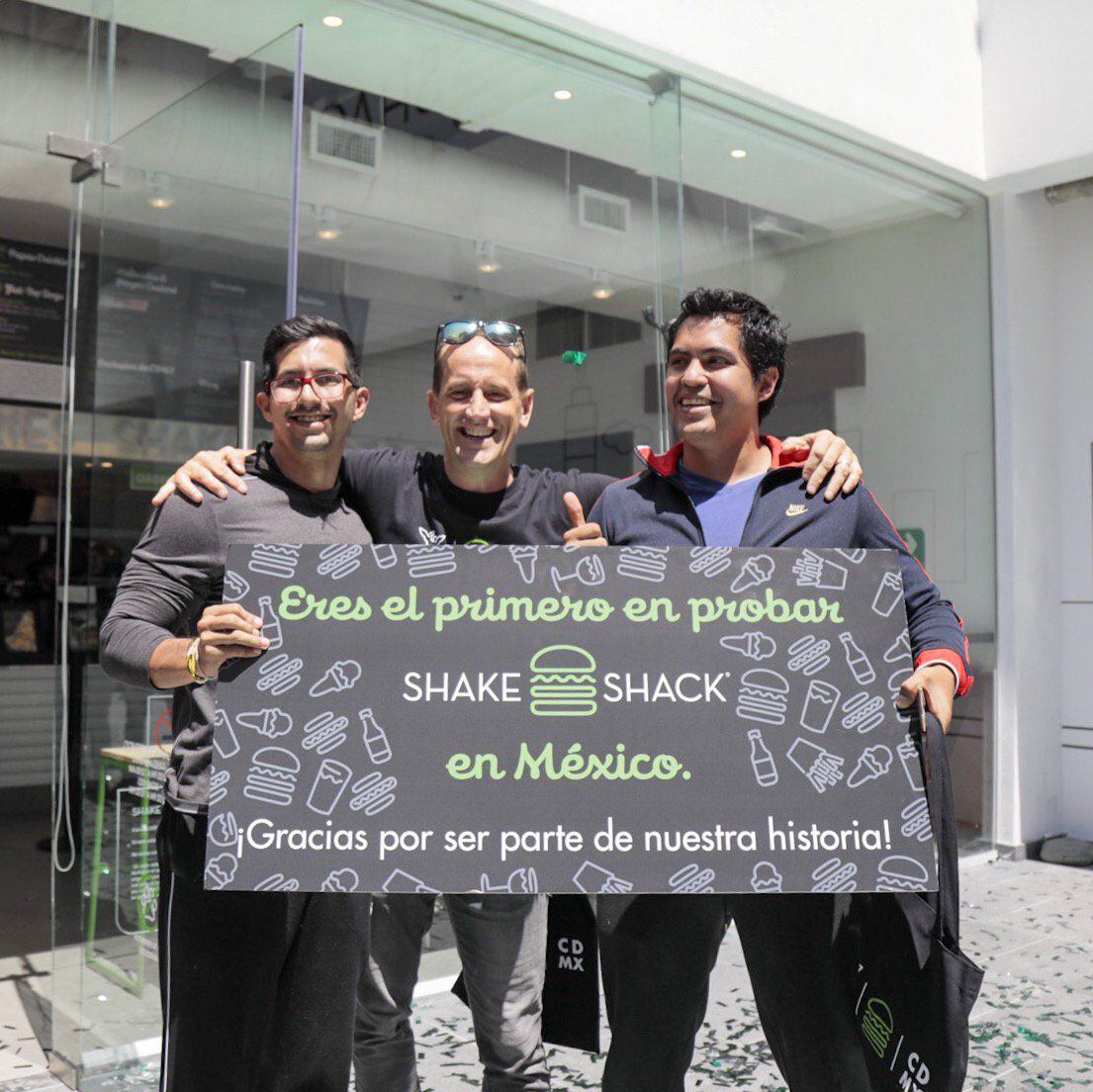 Los dos primeros clientes de Shake Shack en México fueron un par de hermanos que acamparon afuera del restaurante desde una noche antes.