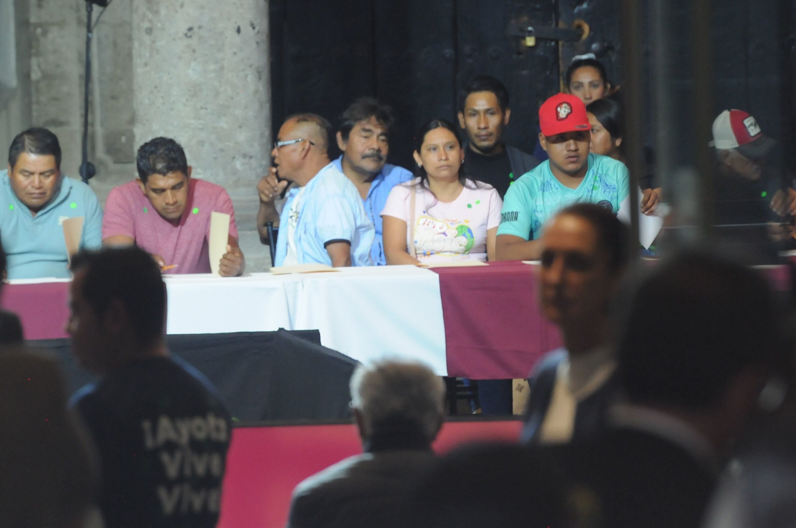 Los padres de los 43 normalistas desaparecidos de Ayotzinapa se reunieron con Claudia Sheinbaum y Andrés Manuel López Obrador . (FOTO: DANIEL AUGUSTO /CUARTOSCURO)