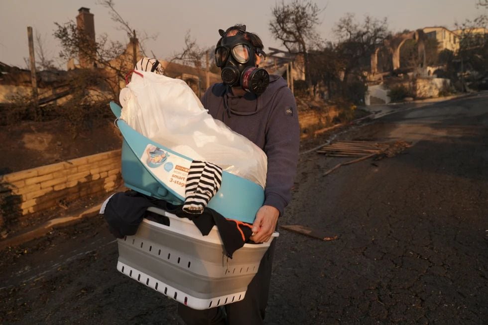 ‘Donde hubo fuego, cenizas tóxicas quedan’: Restos de incendios en Los Ángeles podrían ser dañinos