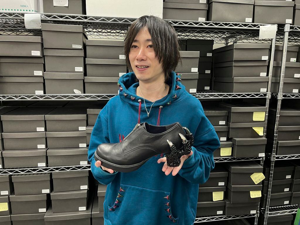 Ryosuke Matsui es el diseñador japonés de los zapatos de Godzilla. (Foto: AP)