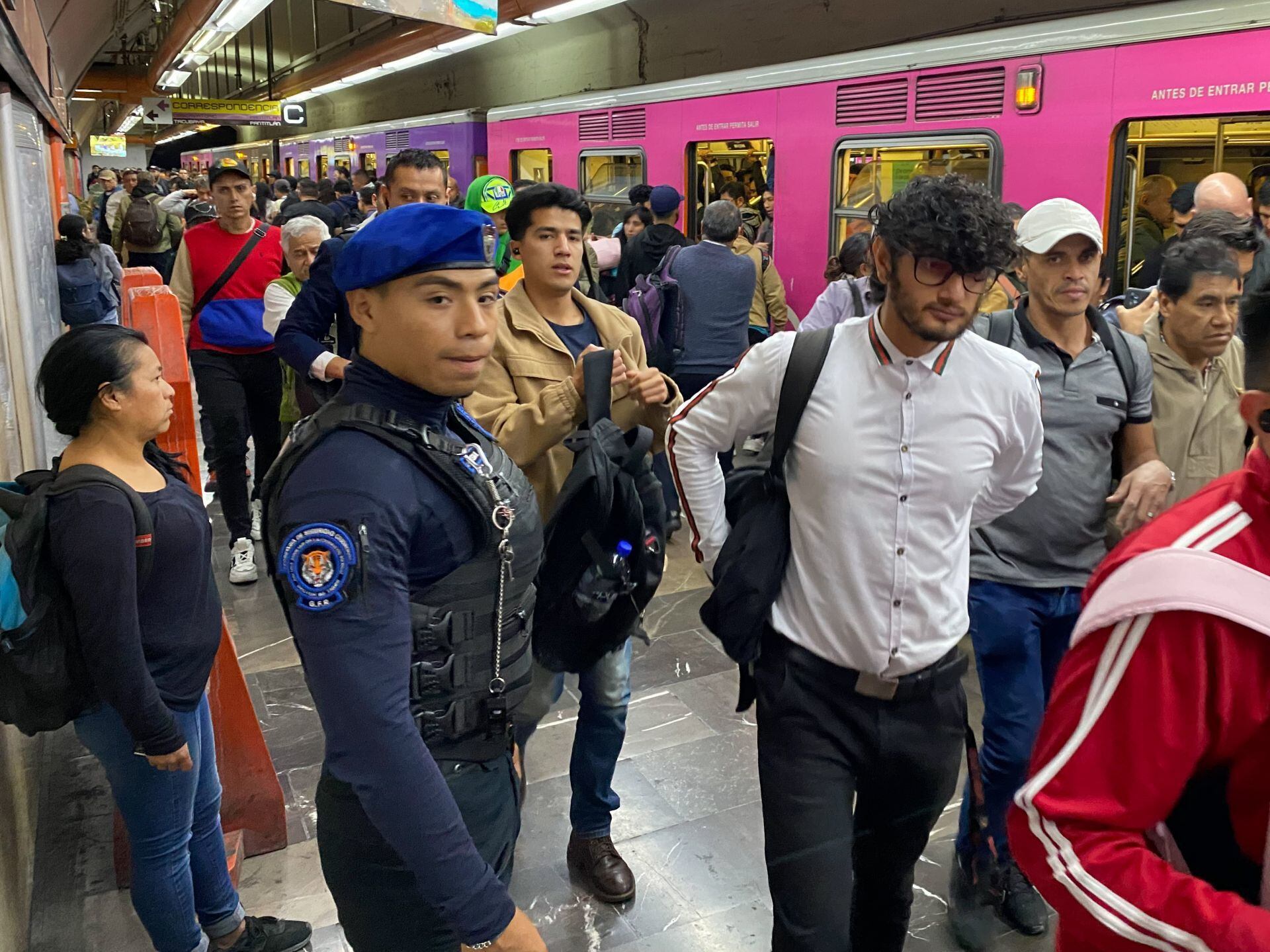 ‘Línea 3, la historia de cada día’: Usuarios del Metro de CDMX esperan hasta 10 minutos para salir del anden