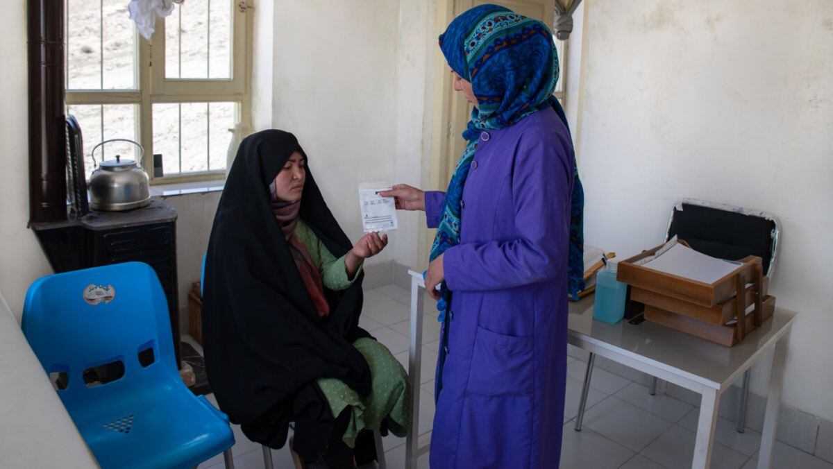 NNajiba, una partera de MSF, atiende a una paciente en la instalación de salud comunitaria Band-e-Amir apoyada por MSF, ubicada en Yakawalang, un distrito remoto en Bamyan, Afganistán. (Foto: Nava Jamshidi)