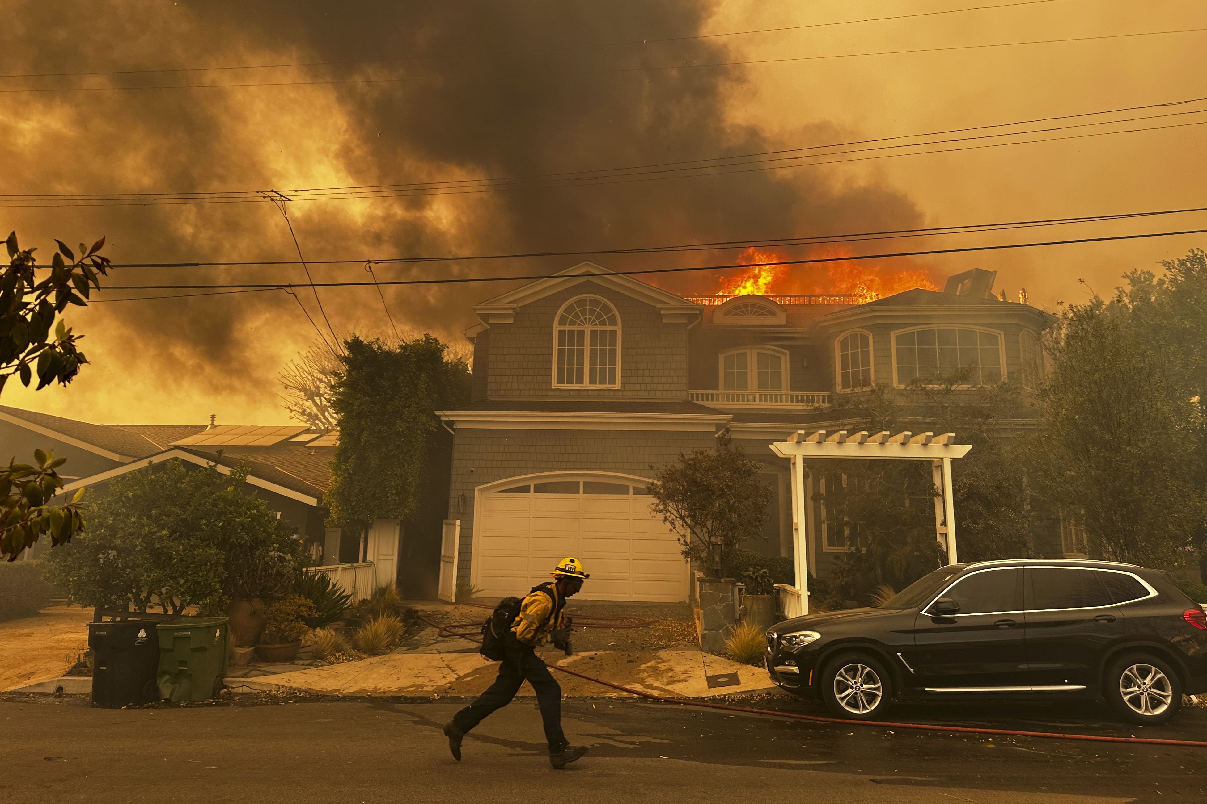 Desde la mañana de este martes se registaron incendios y labores para contenerlos en Los Ángeles.