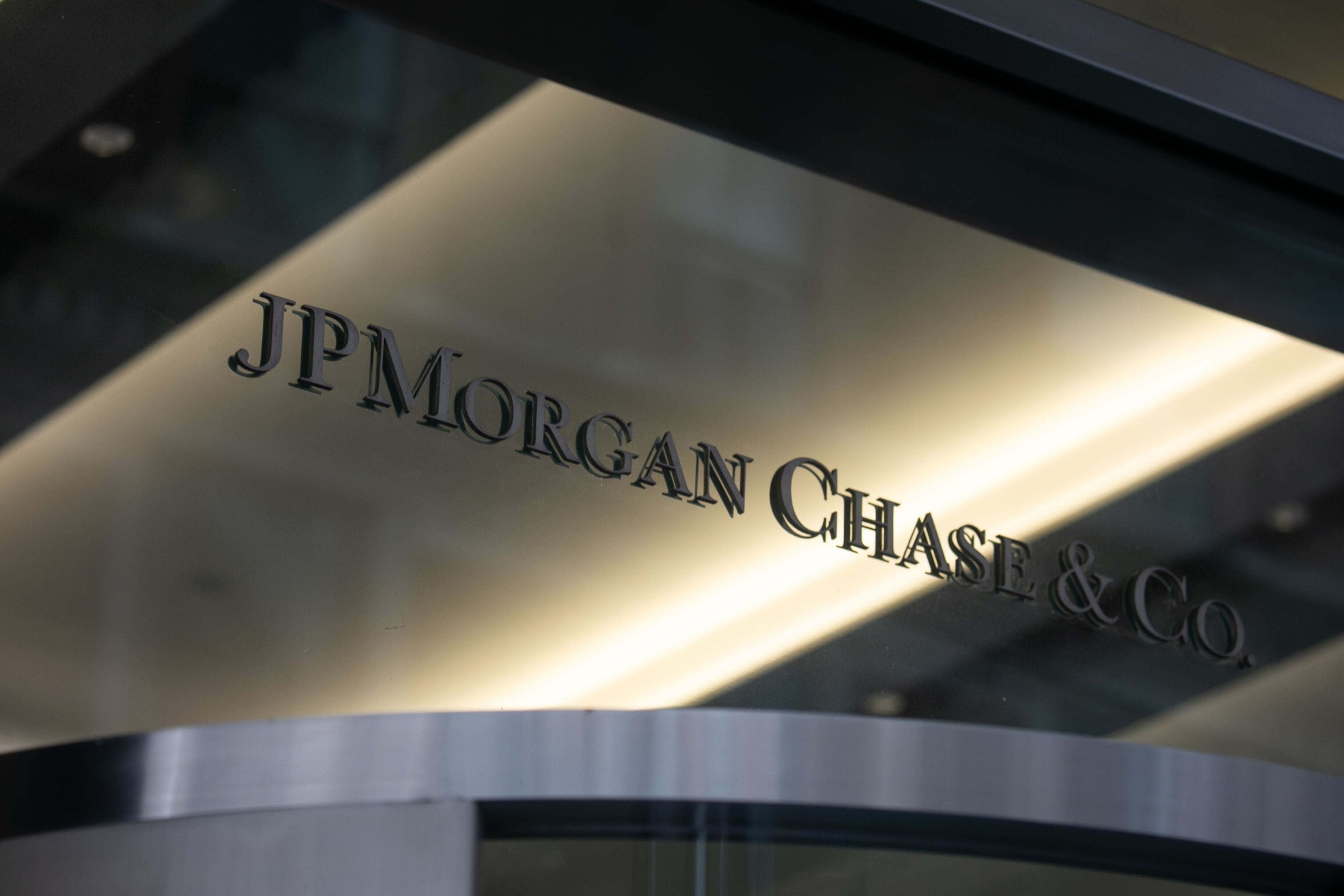 JPMorgan Chase considera que la volatilidad provocada por las elecciones en México y EU 'tropezará' al peso.