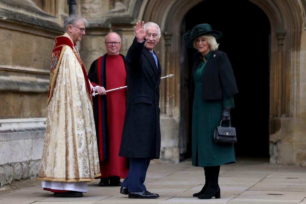 El rey de Inglaterra, Carlos III y la reina Camilla llegan a la misa de Pascua en la capilla de San Jorge en el castillo de Windsor. (Foto: Hollie Adams/Pool Foto via AP)