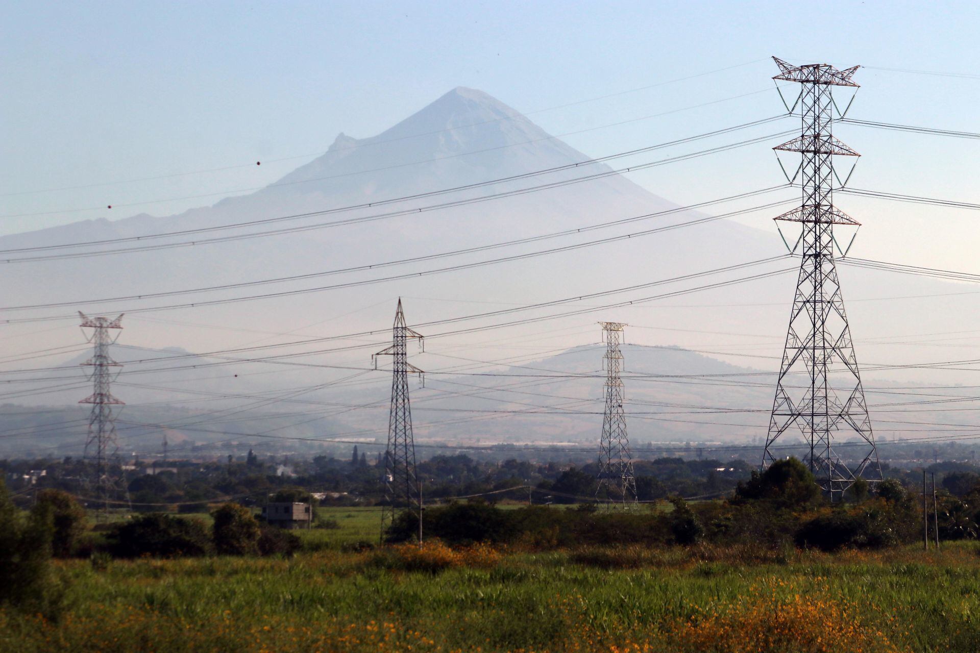 México es ‘pobre’ en energía y tiene red eléctrica ‘obsoleta’, aseguran especialistas