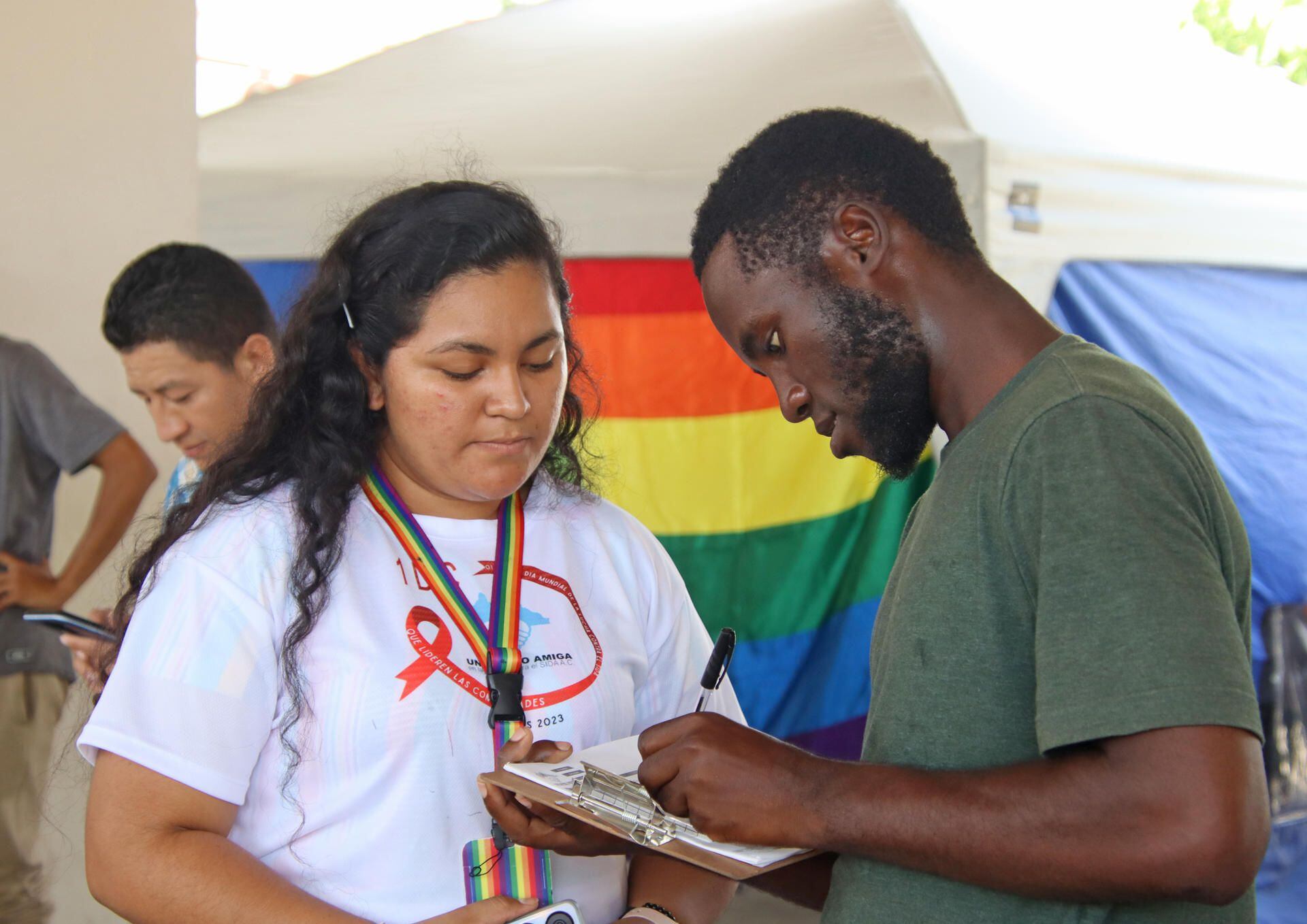 Vivir con VIH y cruzar la frontera: ONG atiende a más de 2 mil migrantes en sureste