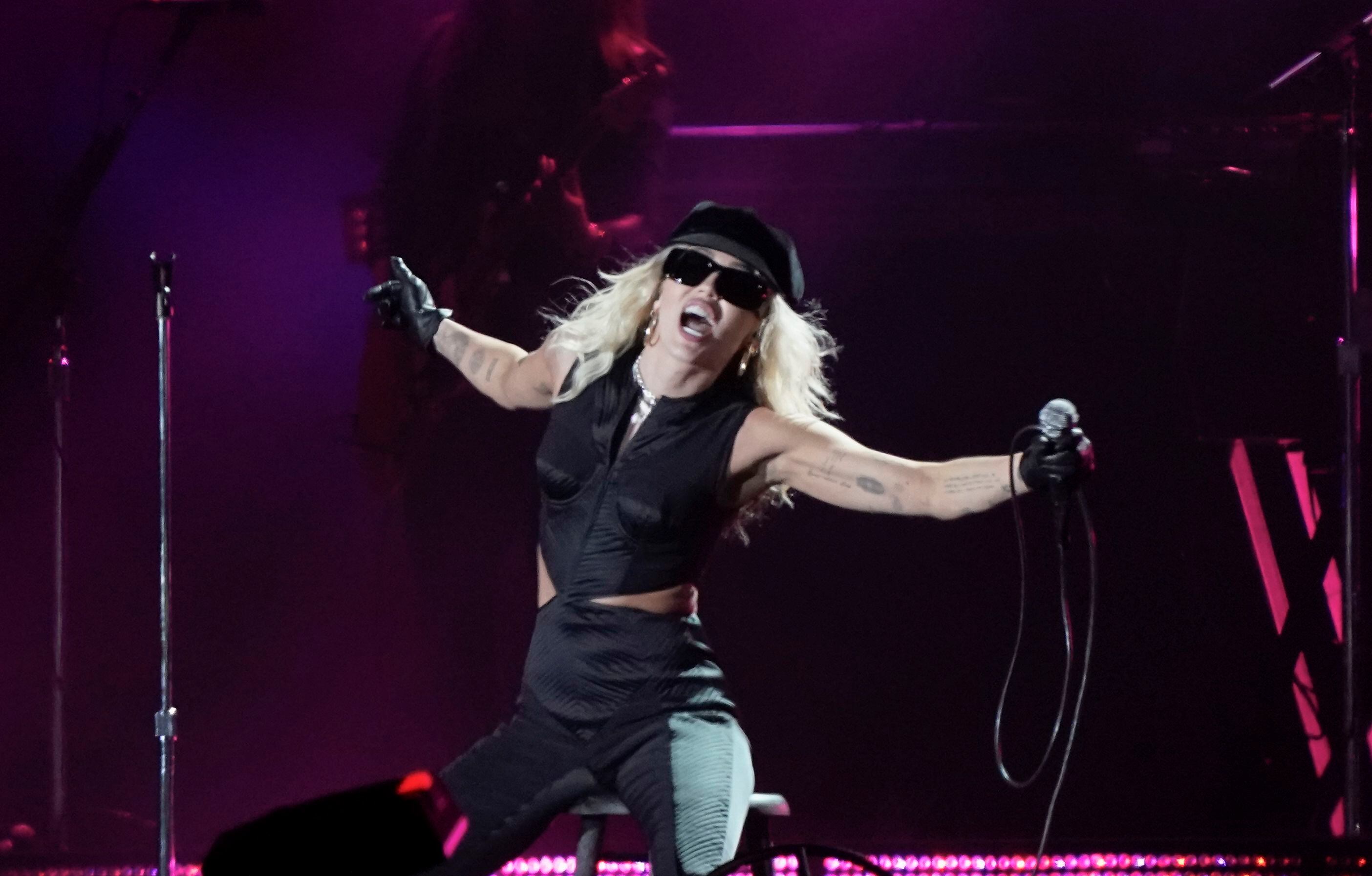 Miley Cyrus recitó sencillos de su discografía actual y algunos icónicos de su carrera musical como ‘Wrecking Ball‘ y ‘The Climb’. (Foto: AP / Eduardo Verdugo)
