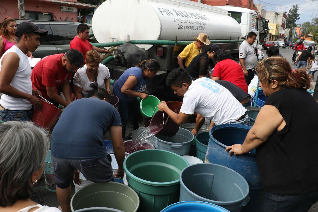 Vecinos del Estado de México se surten con pipas que llegan a costar 2 mil pesos por 10 litros. 