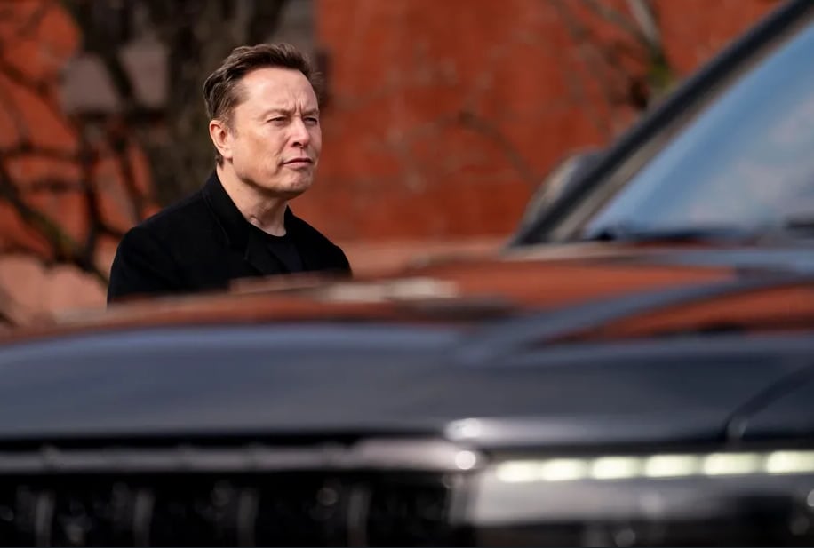 Musk camina hacia el edificio de oficinas ejecutivas de Eisenhower, cerca de la Casa Blanca, el 13 de febrero.