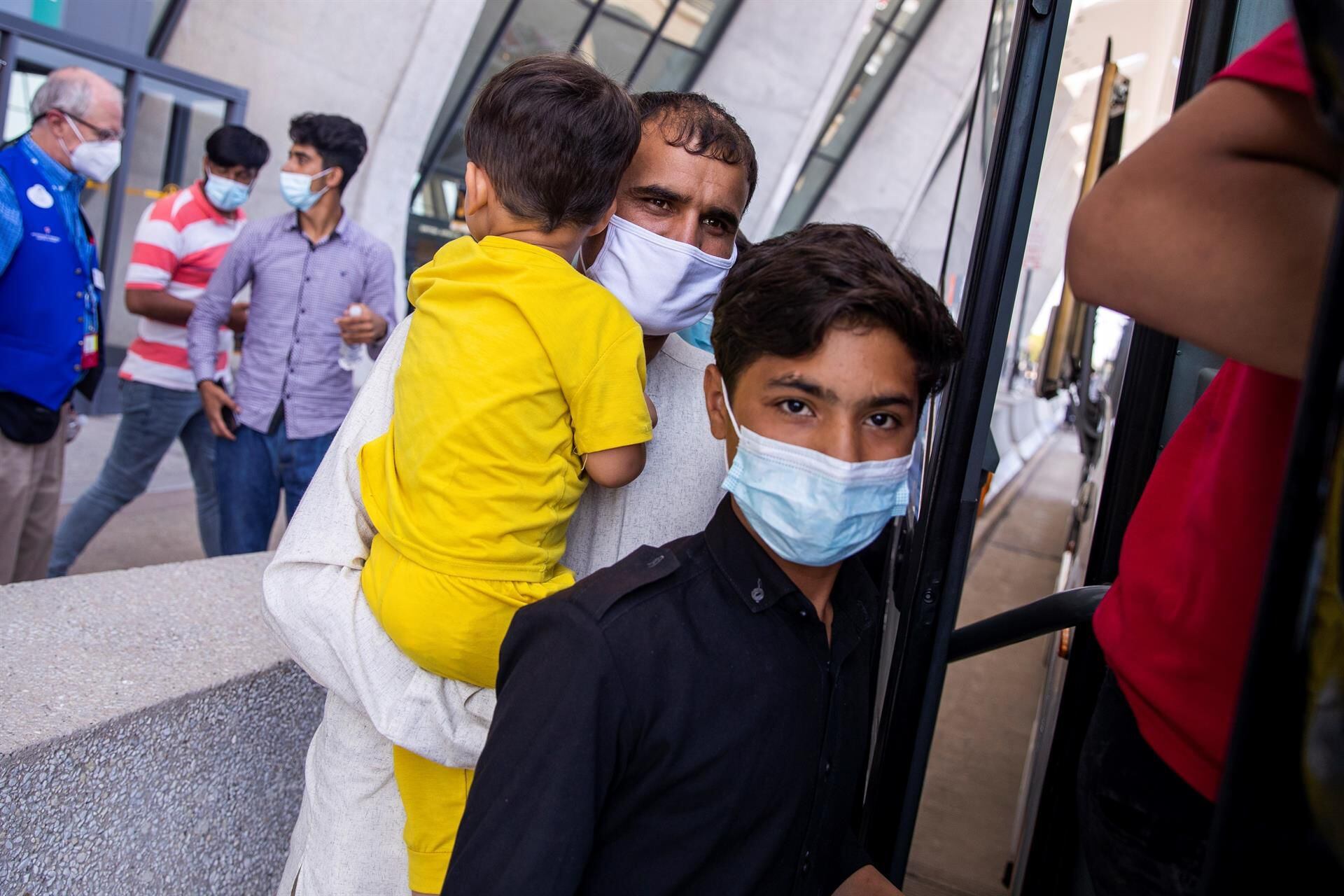 Vacunación contra COVID en Afganistán cae casi 80% tras regreso de talibanes