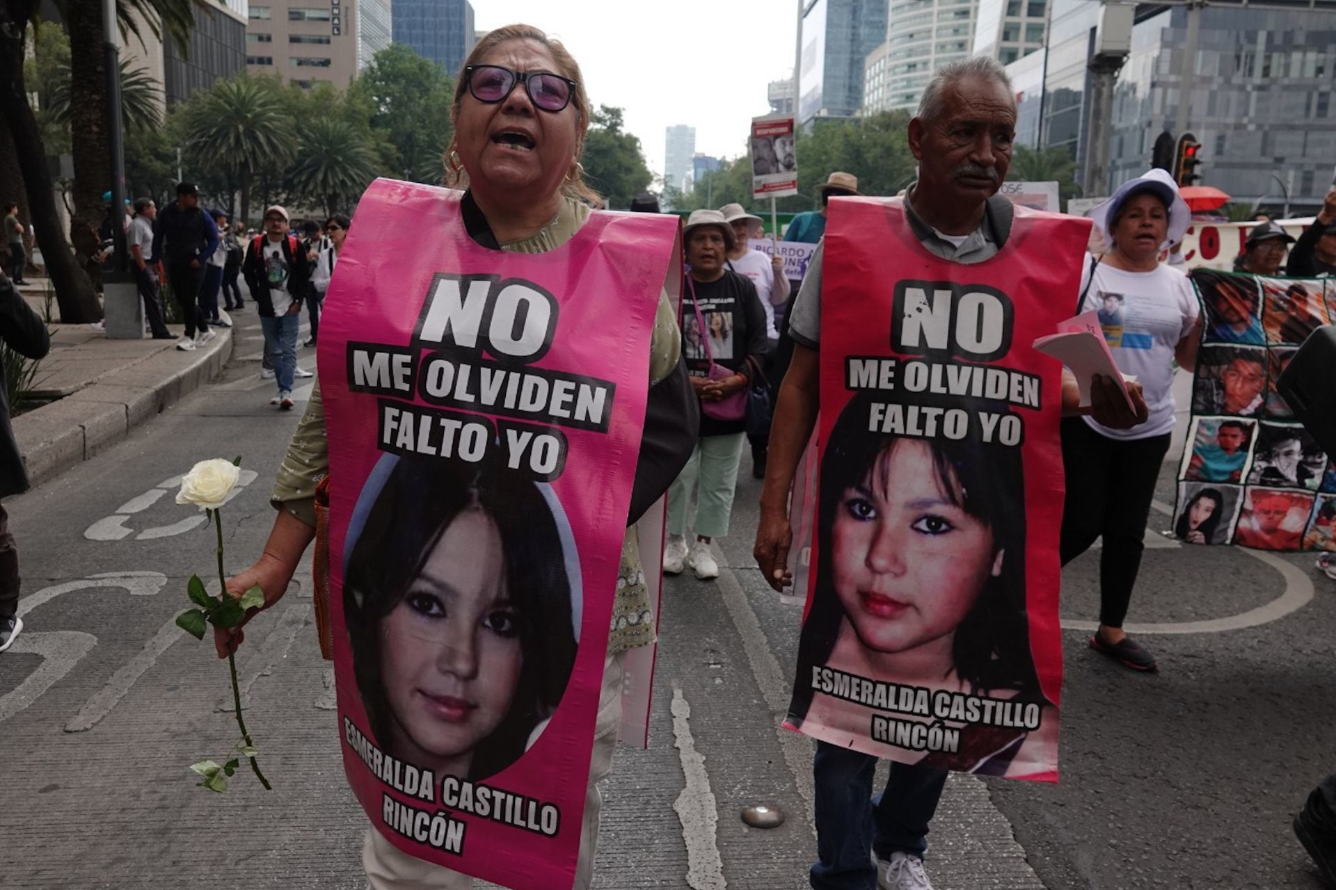 Martha Alicia Rincón y José Luis Castillo, padres de Esmeralda Castillo Rincón, marchan para exigir justicia. 