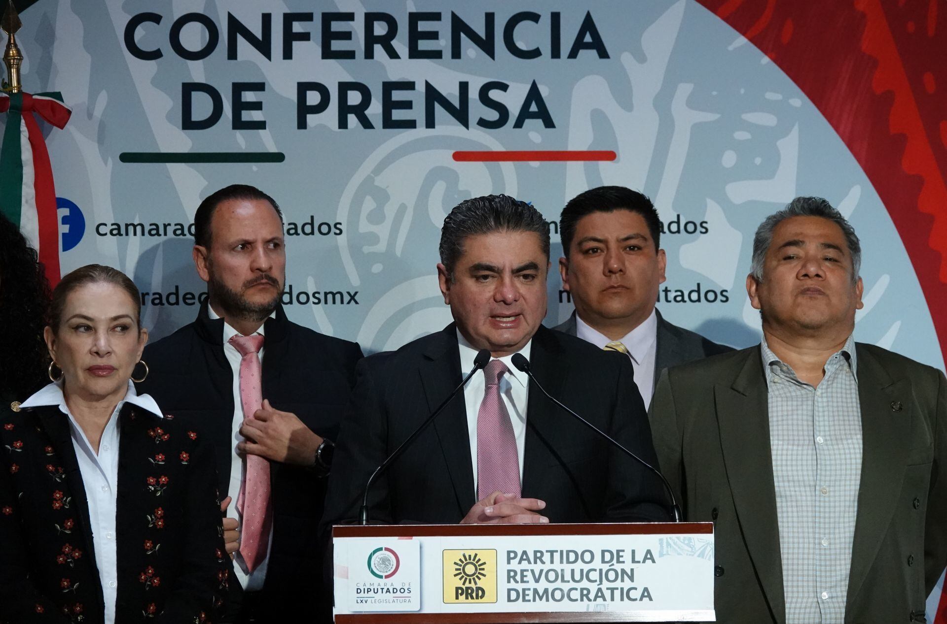 Elecciones 2024 en CDMX: ¿Quién es Luis Espinosa Cházaro, el perredista que ‘reta’ al panista Taboada?