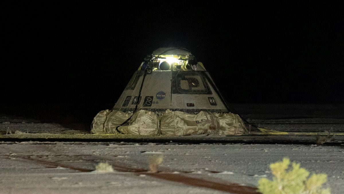 La cápsula espacial Starliner de Boeing, vacía, tras aterrizar en el campo de prueba de misiles White Sands de Nuevo México, el 6 de septiembre de 2024, luego de partir desde la Estación Espacial Internacional. (Boeing vía AP)