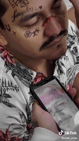 Con ayuda de una fotografía de Nodal, el chef recreó sus tatuajes. (Foto: Tik Tok / @chef_urias).