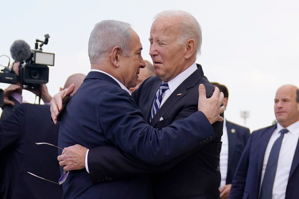 El presidente Joe Biden es recibido por el primer ministro israelí, Benjamin Netanyahu, después de llegar al Aeropuerto Internacional Ben Gurion, el 18 de octubre de 2023, en Tel Aviv. (Foto AP/Evan Vucci, archivo)
