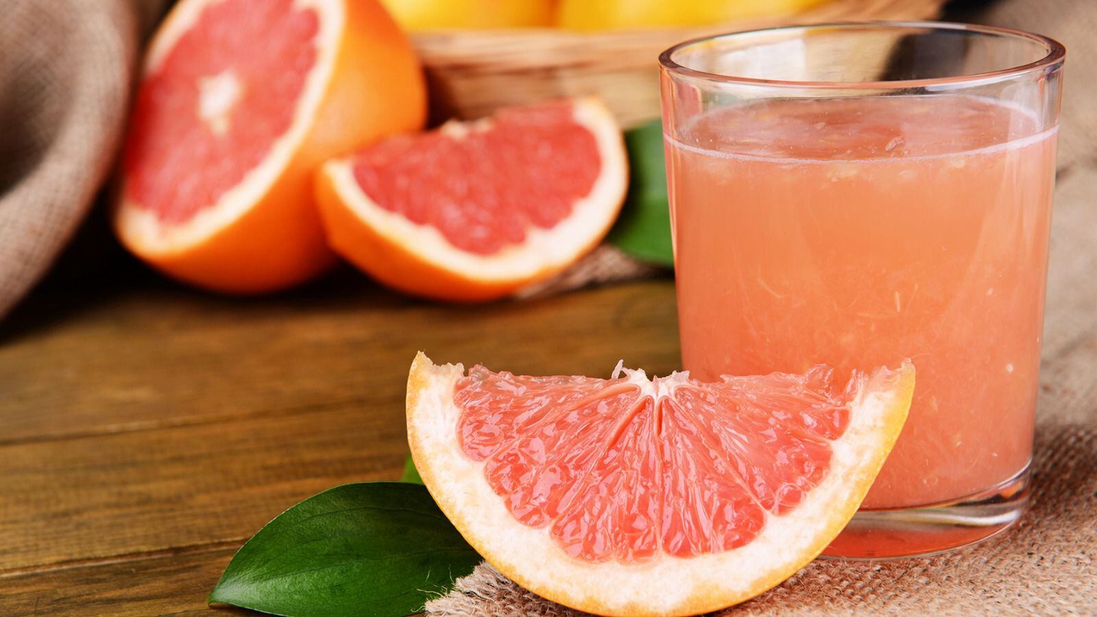 El jugo de toronja tiene beneficios para tu organismo. (Foto: Shutterstock)