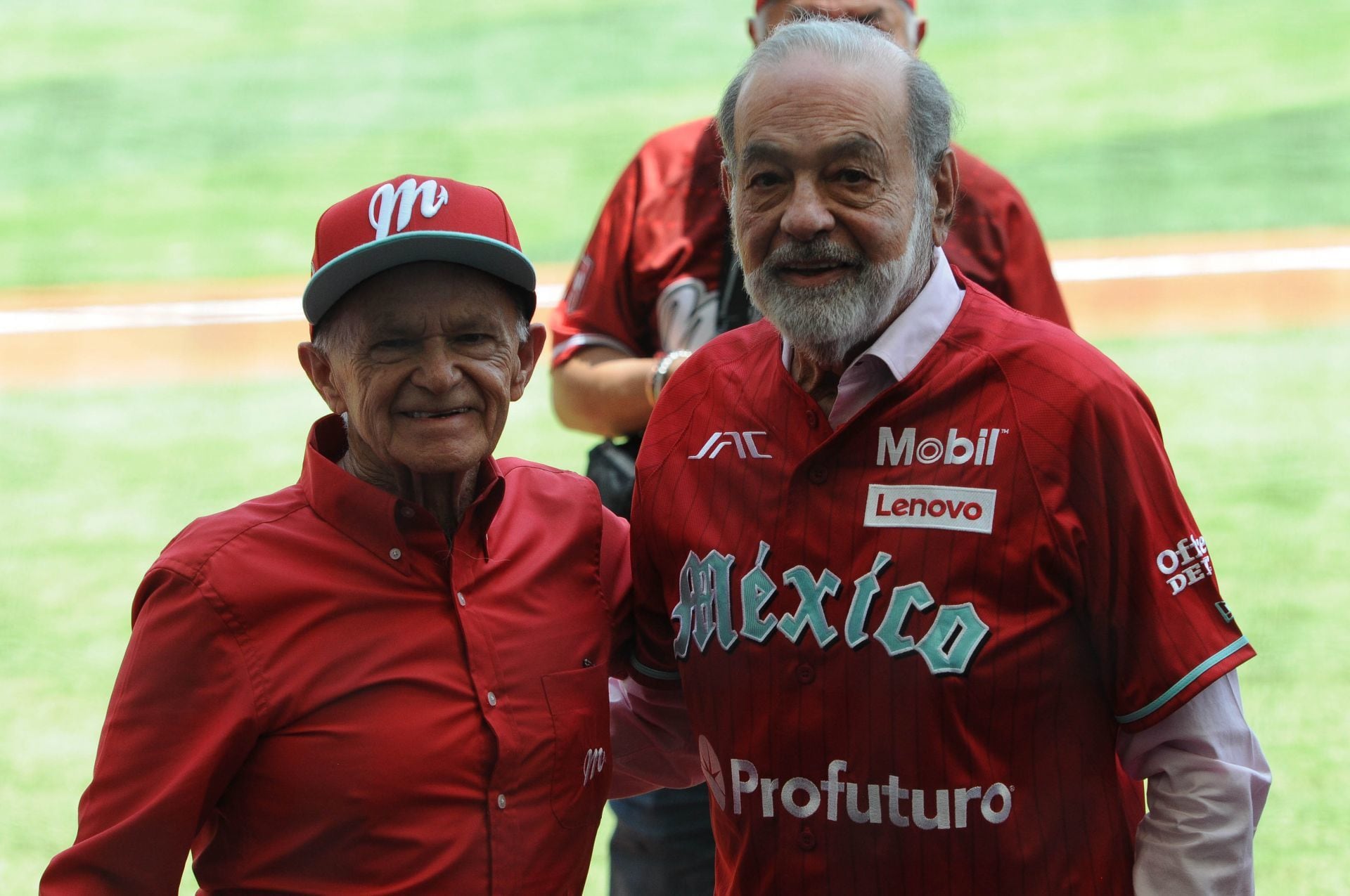 Alfredo Harp Helú y Carlos Slim, se toman una fotografía previo al inicio del juego entre Diablos Rojos del México y los Yankees de Nueva York. FOTO: DANIEL AUGUSTO /CUARTOSCURO.COM