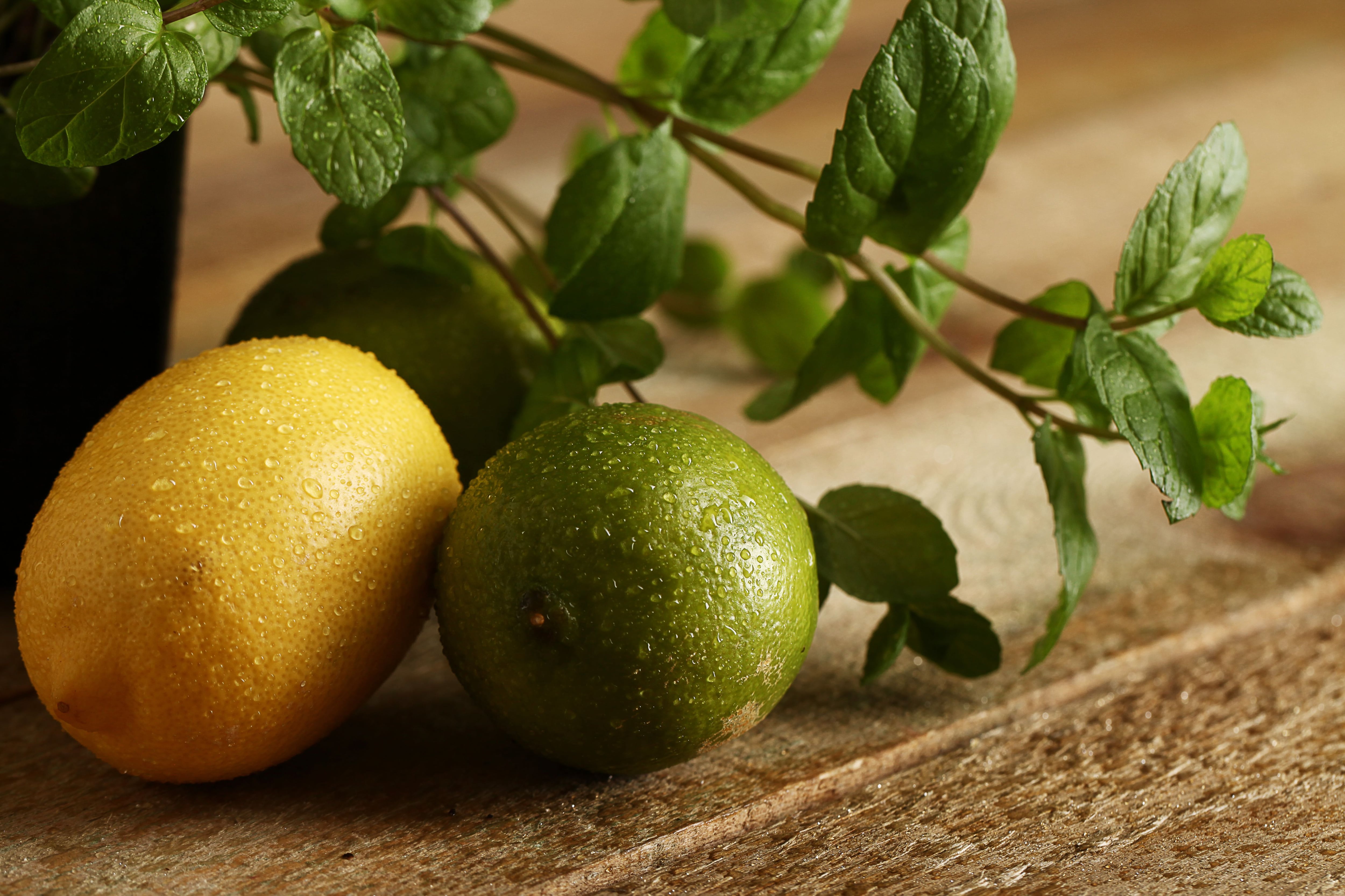 La lima y el limón son cítricos ricos en vitamina C. (Foto: Freepík)