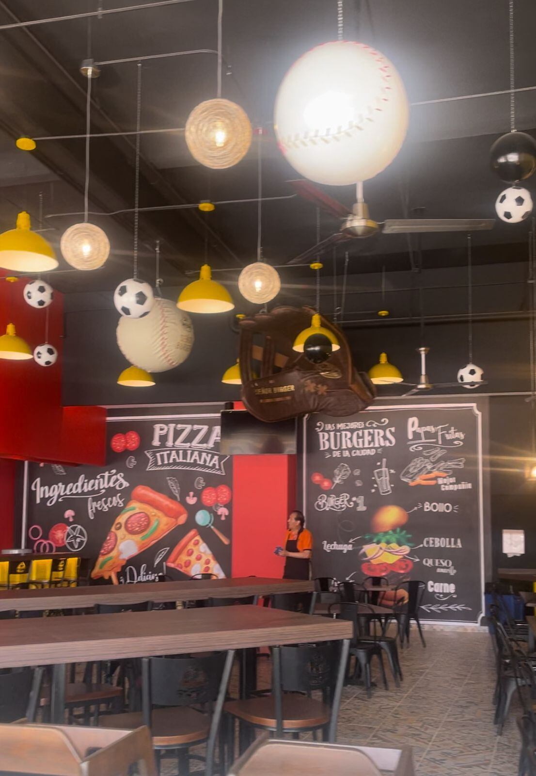 Pizzas y hamburguesas son parte de lo que puedes comer en Aztlán. (Foto: Luis Cárdenas Castillejos).
